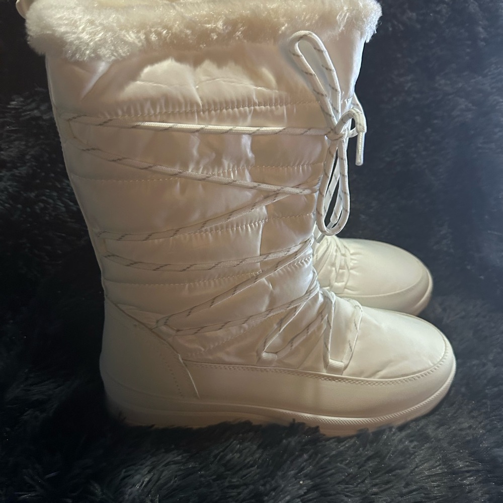 White Winter Boots with Fur Trim